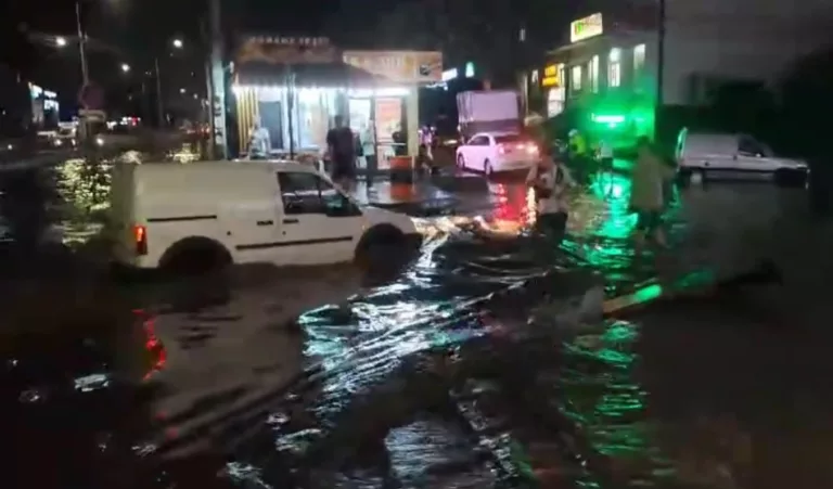 Первый осенний дождь затопил улицы Краснодара: видео