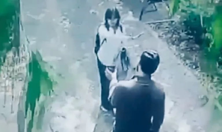 В Краснодарском крае мужчина массово пристаёт к детям у школ