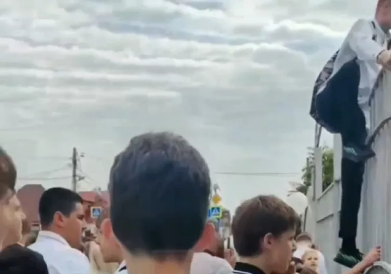 В Краснодаре дети в давках лезли на заборы и крыши школ: видео