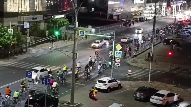 В Краснодаре провели ночной велопробег ко Дню знаний: видео