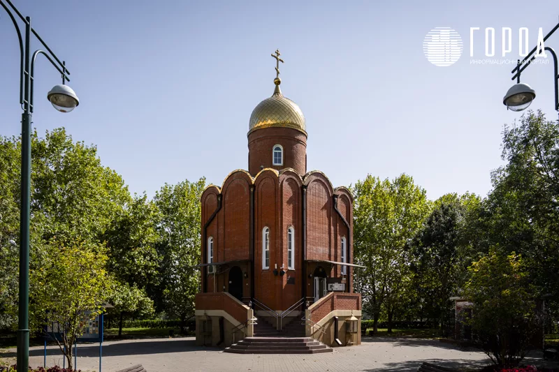 В нескольких сотнях метрах от пустыря стоит часовня. Большого храма построить не удалось в этом месте. Одной из причин называют нехватку средств.