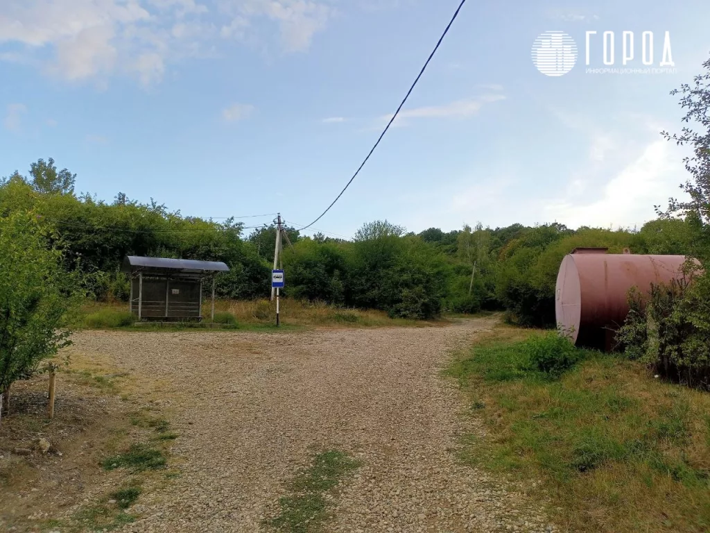 Остановка и бочка с водой в посёлке Чибий перед тропой, где Волчьи и Медвежьи ворота. 