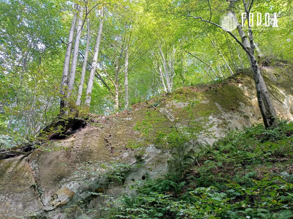 Скала между Волчьими и Медвежьими воротами в Чибийском ущелье.