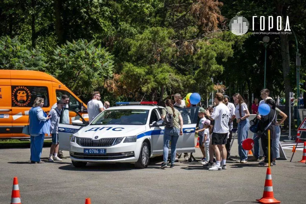 Новости Краснодара, Город, машина полиции, люди у полицейской машины, протест активистов-экологов