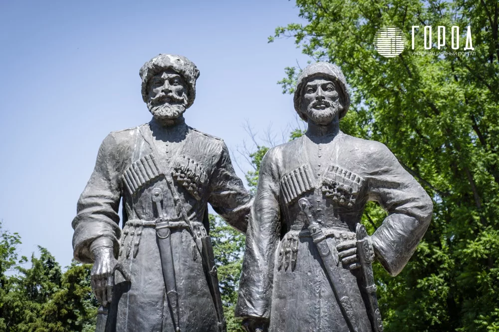 Памятник казакам и горцам - участникам Первой мировой войны на улице Красной Краснодара. 