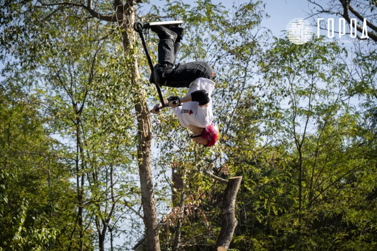 Десятки детей полетели: фоторепортаж фестиваля трюков на самокатах в Краснодаре