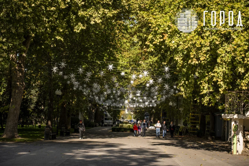 Новогодний Александровский бульвар на улице Красной в Краснодаре. 