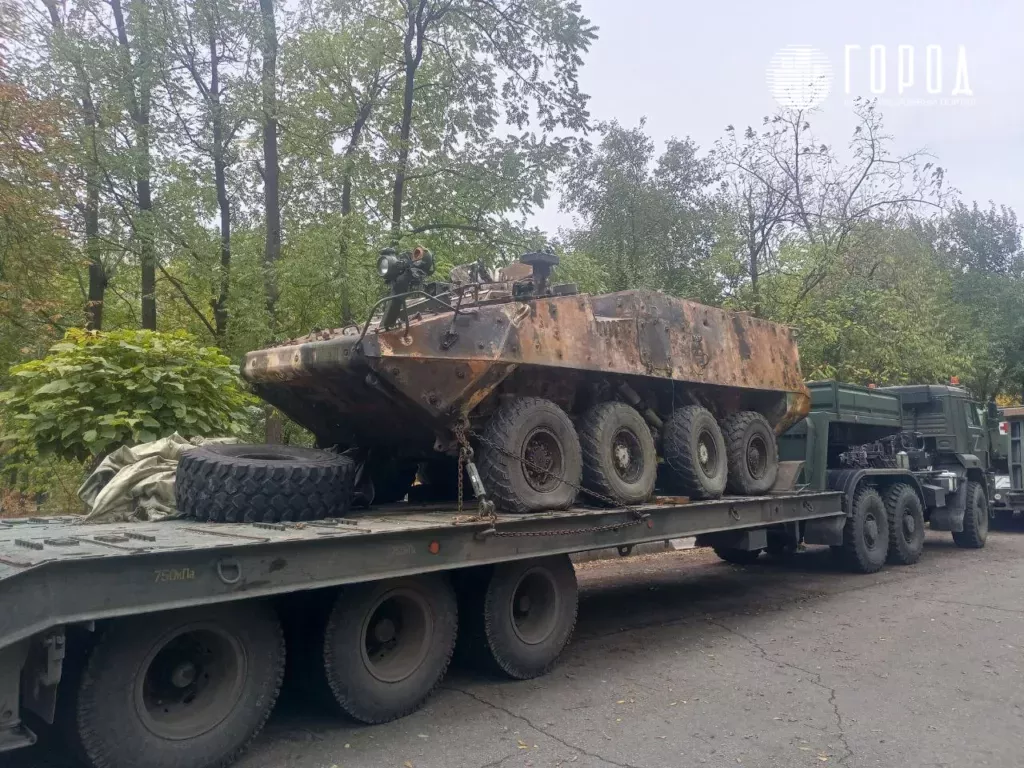 Подбитый бронетранспортёр ВСУ на выставке трофейной техники в Краснодаре. 