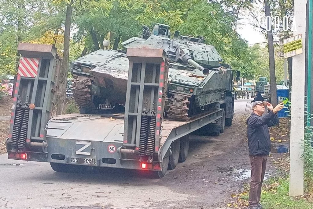 Краснодарец делает селфи с подбитым танком ВСУ.