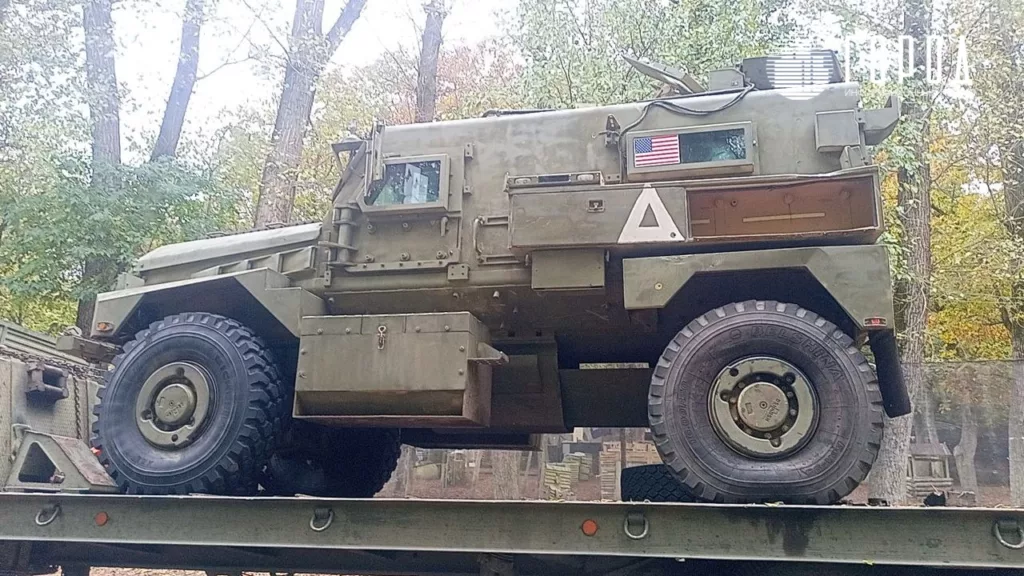 Американский М113А4 Cougar MRAP на выставке трофейной техники ВСУ. 