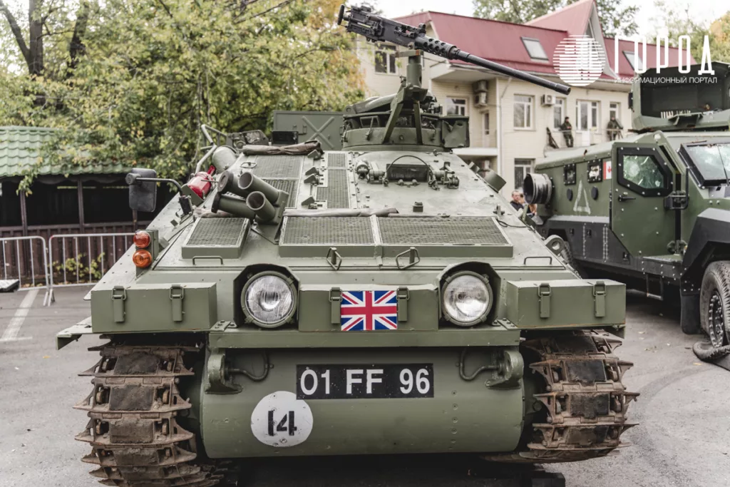 Английский бронетранспортёр на выставке военной техники НАТО в Краснодаре. 