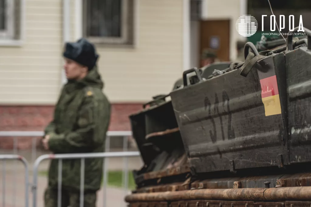 Русский солдат за подбитой немецкой техникой в Краснодаре на выставке трофеев НАТО и ВСУ.