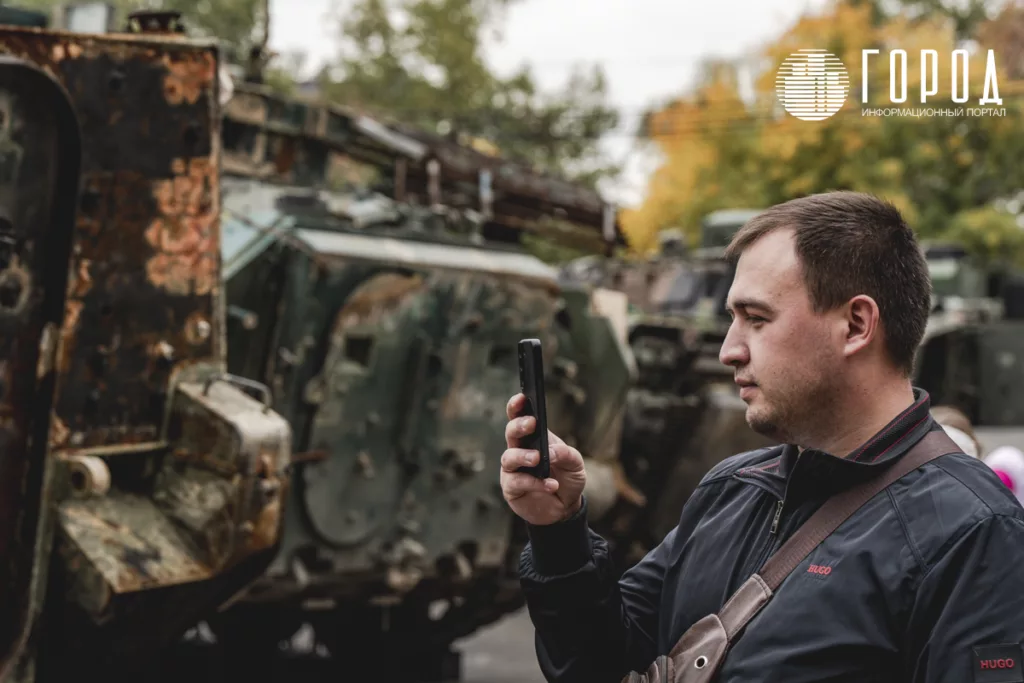 Мужчина фотографирует в Краснодаре подбитую технику НАТО и ВСУ в ходе СВО. 