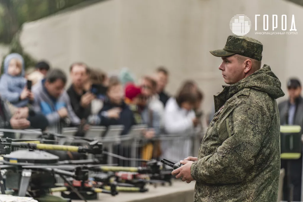 Военный РФ управляет дроном в Краснодаре на выставке военной техники НАТО и ВСУ. 