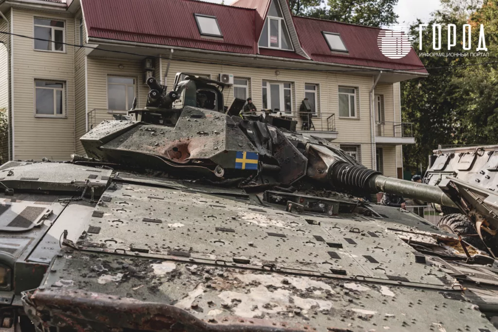 Подбитый шведский БМП в Краснодаре на выставке военной техники. 