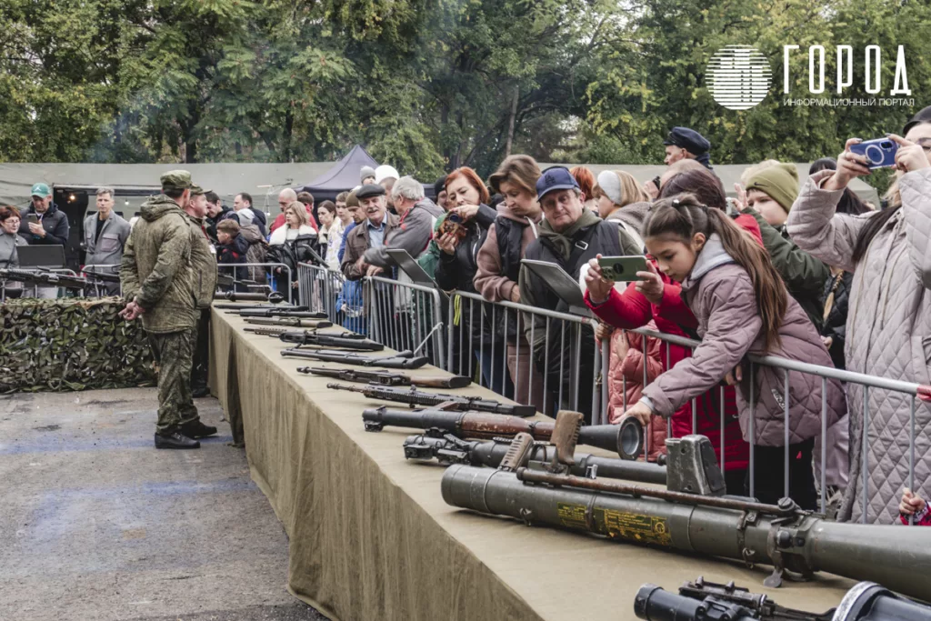 Стенд стрелкового оружия на выставке военной техники ВСУ и НАТО в Краснодаре. 