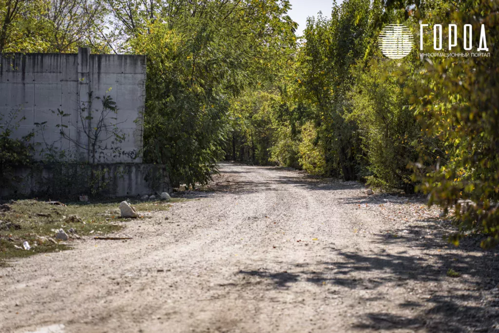 Новая грунтовая дорога к снесённому дворцу может использоваться строительной техникой на Затоне Краснодара. 