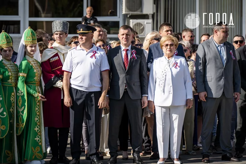 В День России мэр Краснодара с депутатами и чиновниками. 