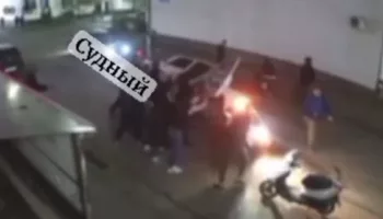 В Краснодаре в ходе массовой драки перевернули авто: видео