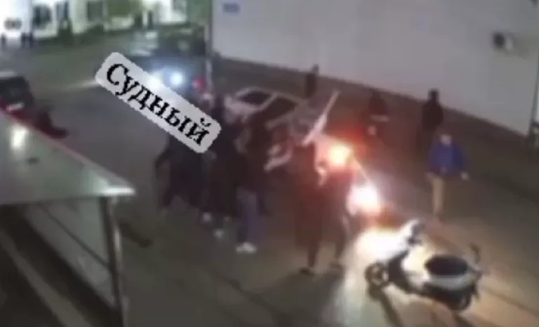 В Краснодаре в ходе массовой драки перевернули авто: видео