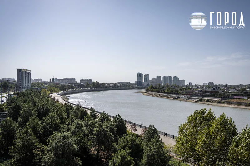 Вид с Тургеневского моста на Кубанскую набережной, до которой хотят проложить маршрут из ЮМР Краснодара.