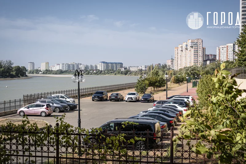 Закрытая парковка в ЖК на Кожевенной на набережной реки Кубань в Краснодаре.