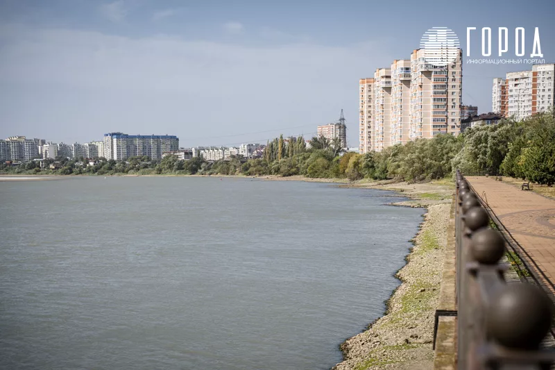 Вид с закрытой набережной в сторону ЮМР Краснодара. 