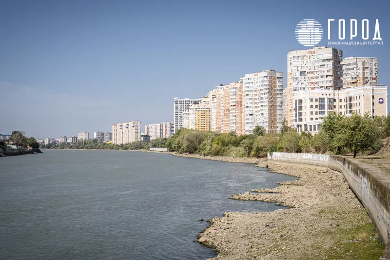 Вид от Тургеневского моста на место, где должна быть единая набережная Краснодара.