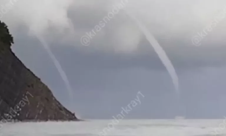 Восемь смерчей образовалось в Чёрном море у Архипо-Осиповки