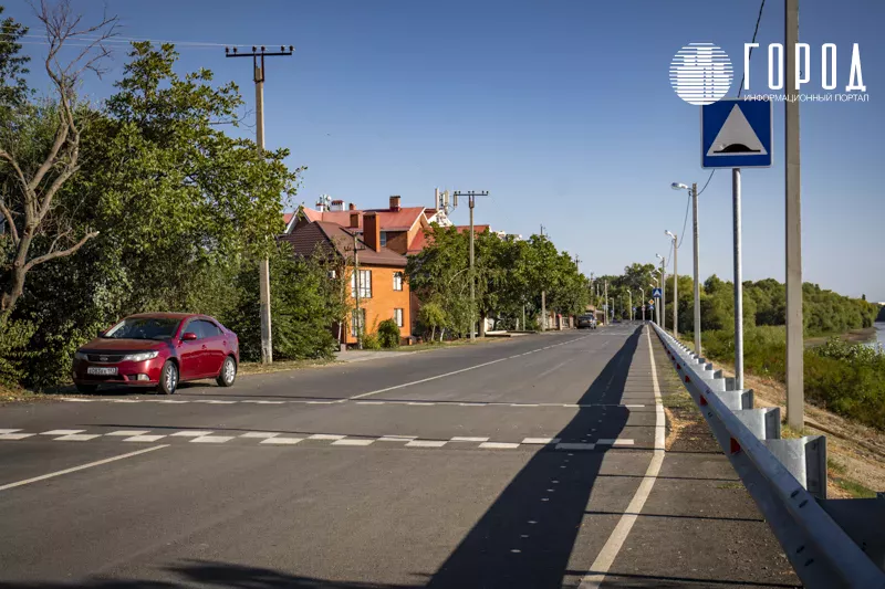 Вид в сторону автовокзала "Южный" на улице  Береговой Краснодара. 