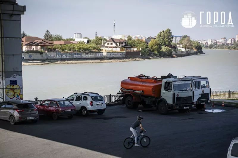 Под Тургеневским мостом Краснодара, где должна начинаться единая набережная до ЮМР.