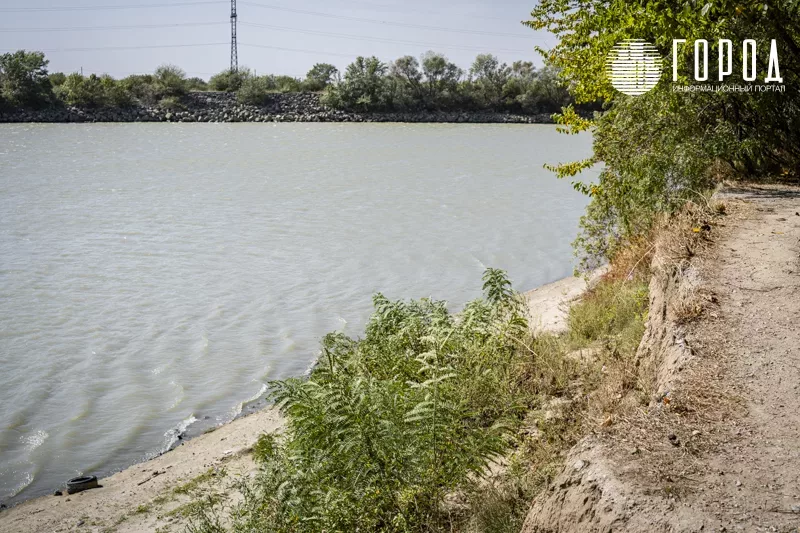 Берег реки Кубань за храмом Рождества Христова в ЮМР Краснодара. 