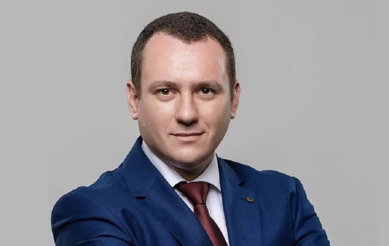 «Месть за позицию по Генплану»: мэрия Краснодара отобрала у КПРФ приёмную в день рождения Александра Сафронова