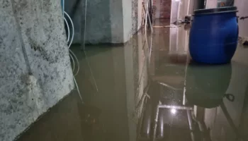 «Аварийная не приехала»: в Краснодаре фекальными отходами топит 10-этажку на Московской.