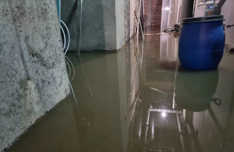 «Аварийная не приехала»: в Краснодаре фекальными отходами топит 10-этажку на Московской