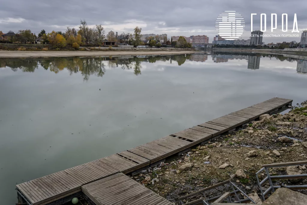 Грязная вода Кубани из-за слива канализации.