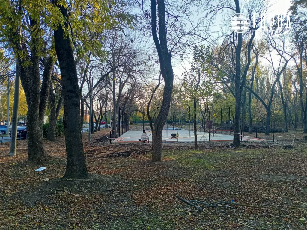 За площадкой начинается "Тропа здоровья", слева - дорога к парку 30-летия Победы. Вид на спортплощадку со стороны парка. 