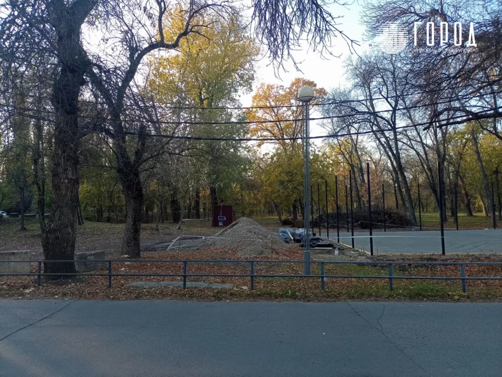 На Затоне строят спортплощадку напротив бывшего аквапарка. 