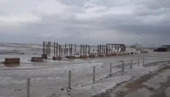 В Ейске пляж с детской площадкой смыло в Азовское море: предупреждают о ЧС