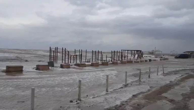 В Ейске пляж с детской площадкой смыло в Азовское море: предупреждают о ЧС