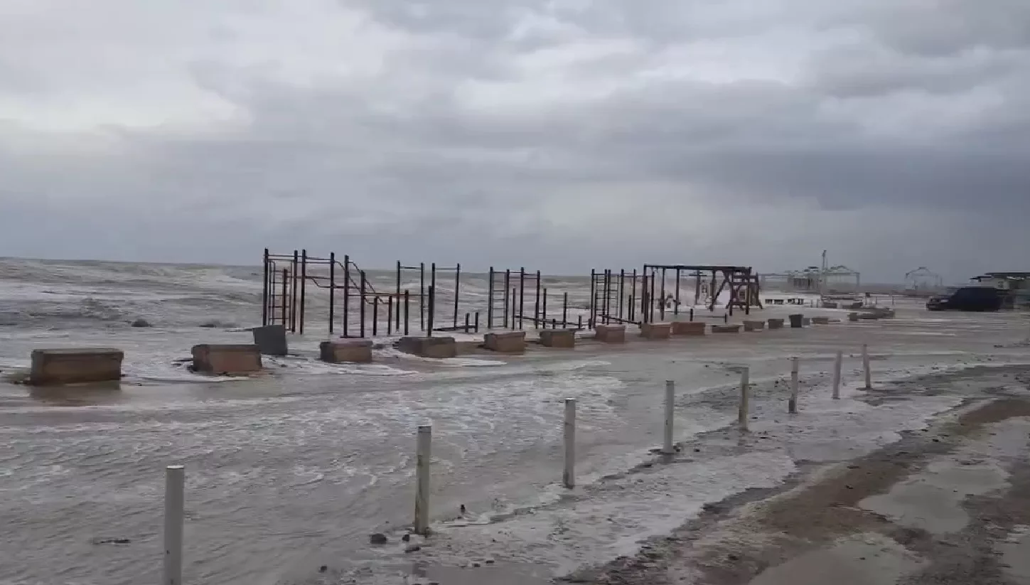 В Ейске пляж с детской площадкой смыло в Азовское море: предупреждают о ЧС