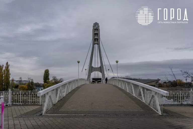 Три ведра краски и вагон пиара: как обновили Кубанскую набережную и Мост поцелуев Краснодара