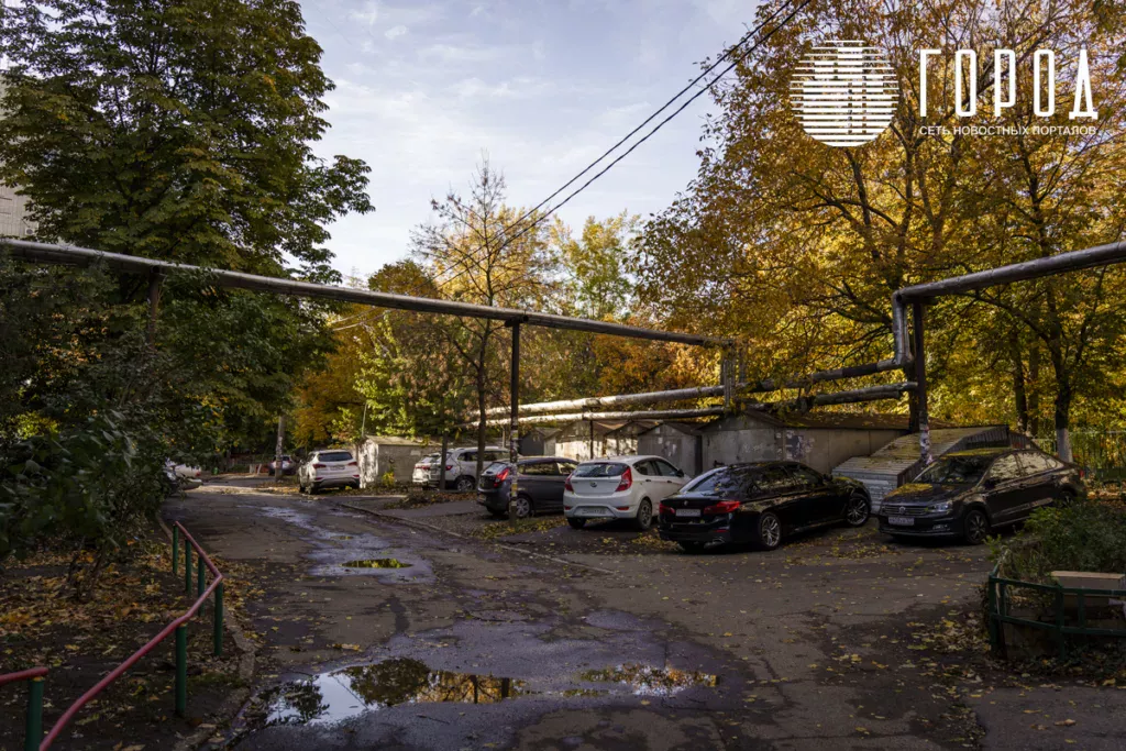 Во дворе ещё остались гаражи. 