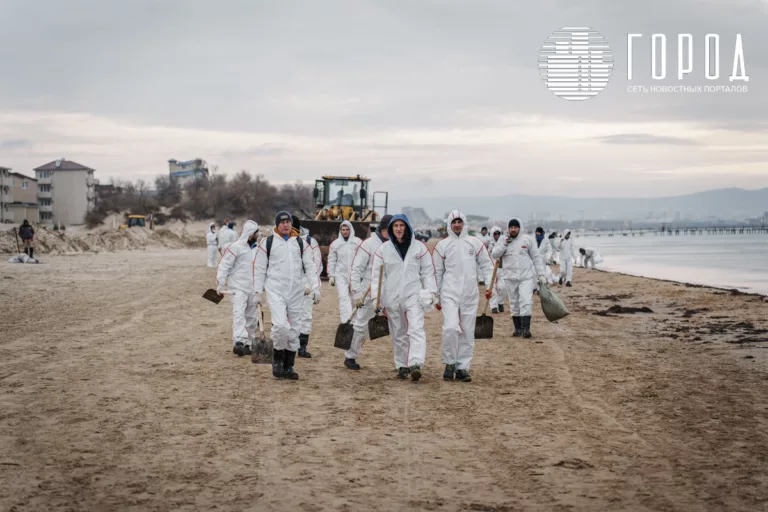 В Анапе готовятся к госпитализации убирающих мазут волонтёров