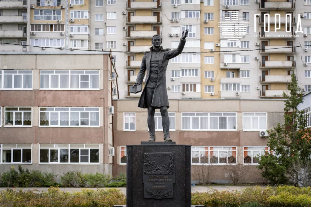 Памятник Михаилу Лермонтову в ЮМР Краснодара. 
