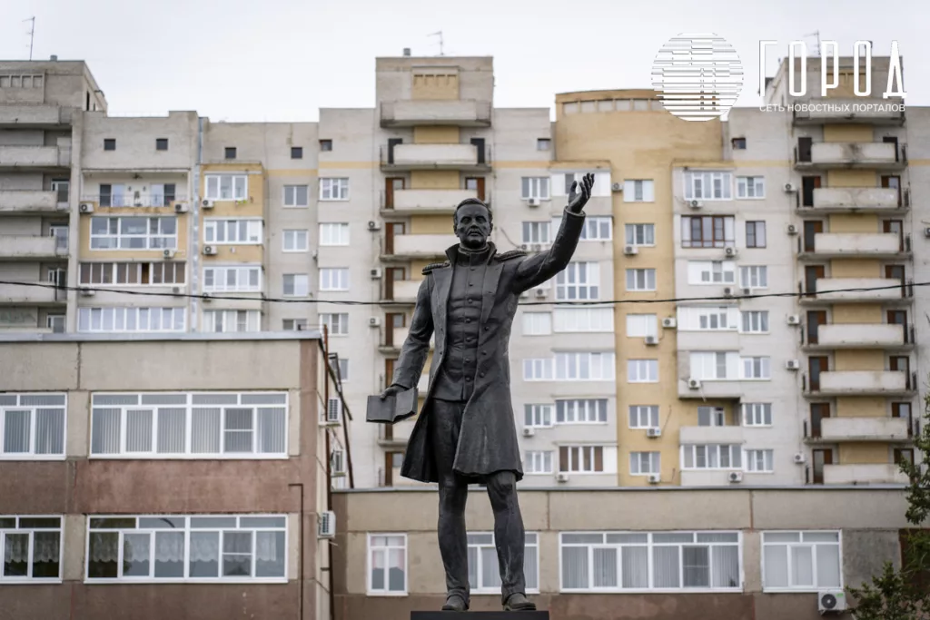 Памятник Михаилу Юрьевичу Лермонтову в Юбилейном микрорайоне Краснодара. 