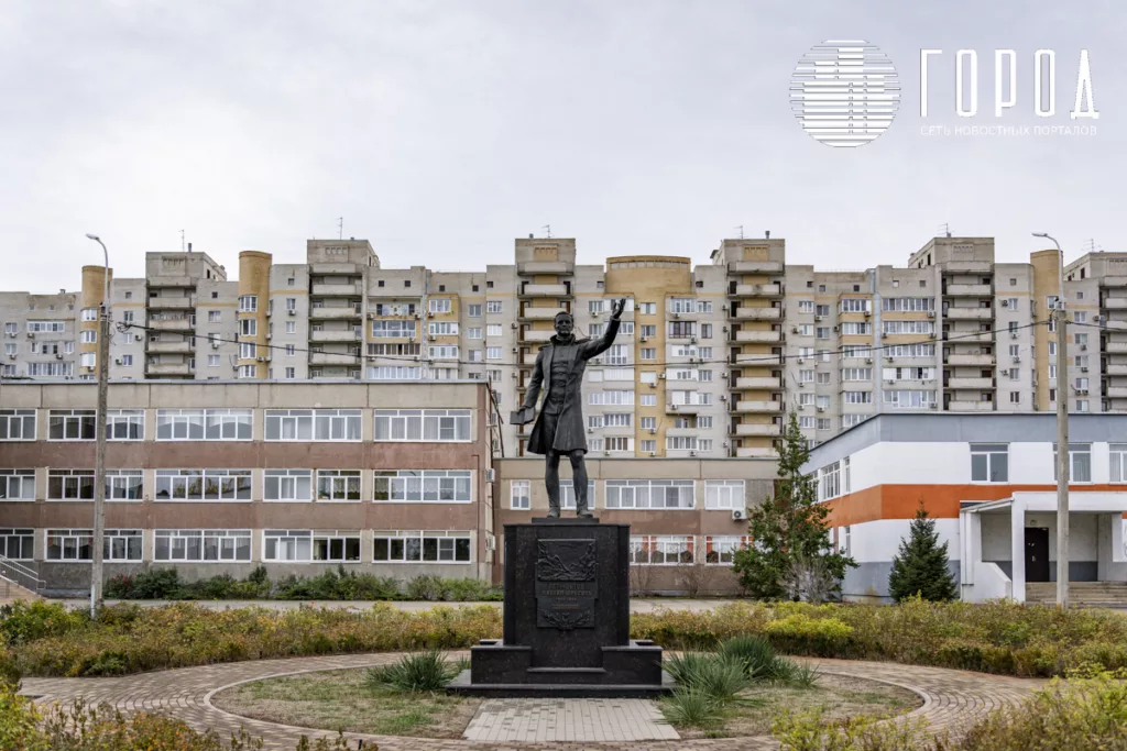 Памятник М. Ю. Лермонтову на улице 70-летия Октября в Краснодаре. 