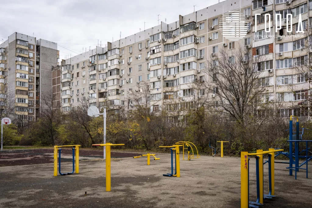 Площадка с тренажёрами жёлто-синего цвета в ЮМР Краснодара. 