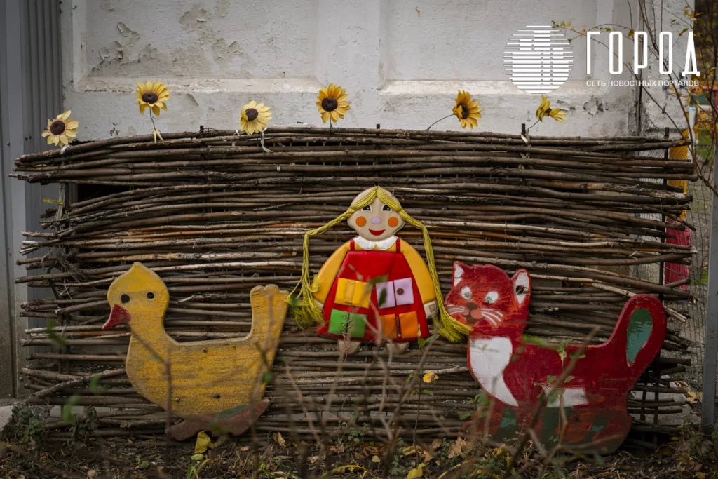 Украшенный плетень. 