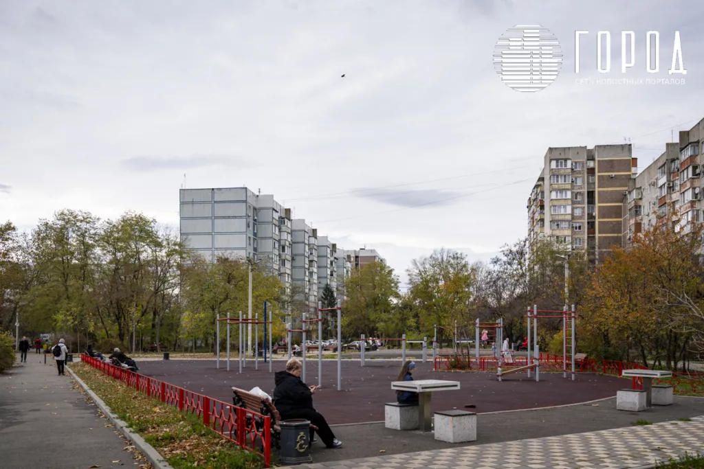 Спортплощадка со столиками для игры в шахматы. 